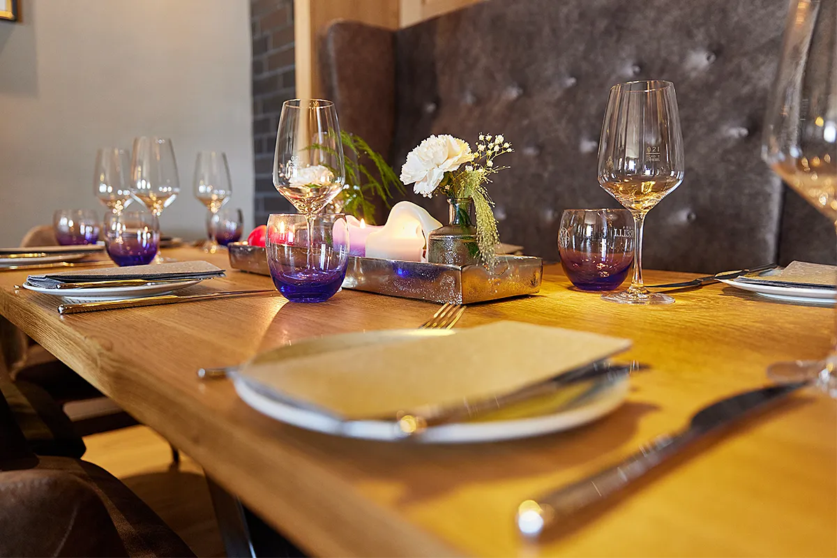 LENNI. Restaurant Gastraum