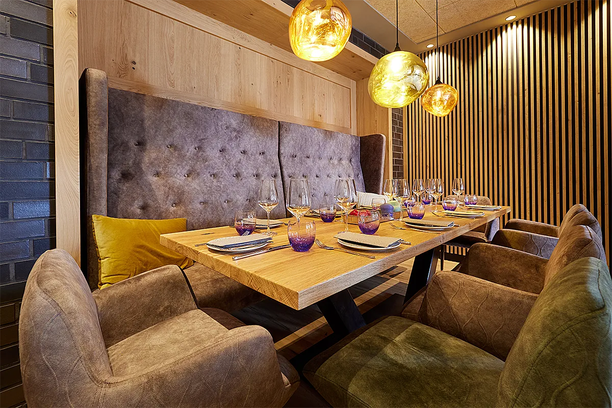 LENNI. Restaurant Gastraum